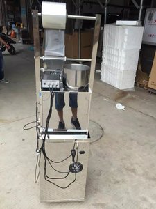 Piccola macchina automatica del sigillante dell'imballaggio di riempimento e di sigillamento di pesatura della polvere per il tè di Masala delle spezie dello zucchero filato nel prezzo del sacchetto del sacchetto - Product Image 6