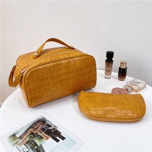 Caja de maquillaje de viaje de gran capacidad de cuero PU 2025 Advanced Sense, estuche de almacenamiento de cosméticos con patrón de logotipo personalizado para mujer - Product Image 6