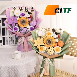 Ramo de Flores Tejidas a Crochet para la Temporada de Graduación, Flores Mixtas Hechas a Mano con Muñeco de Graduación, Regalo para Amigos y Compañeros de Clase - Product Image 4