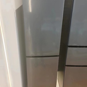 Refrigerador con congelador superior de 136L, compacto, con descongelación manual, eléctrico, para uso en apartamentos de estudio o alquiler. - Product Image 4