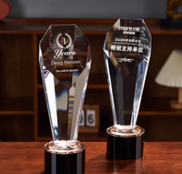 Trophée K9 en cristal blanc de style moderne et minimaliste, personnalisable, idéal pour les récompenses et les cadeaux d'affaires