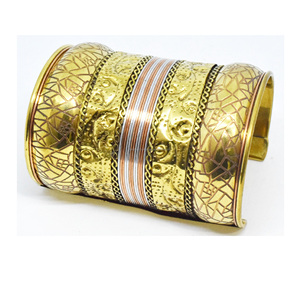 Manchette vintage de Noël en laiton massif 2024, bijoux pour femme, design grille en laiton lourd, bijoux imprimés pour l'hiver - Product Image 6