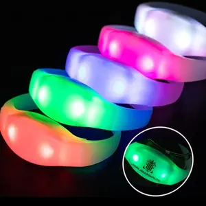 Beliebte LED-Party-Armbänder Blinkendes Leucht armband Aktiviert für Party Light Up Party Gefälligkeiten