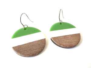 ต่างหูเรซิ่นและไม้สุดหรู ดีไซน์จากธรรมชาติ งานแฮนด์เมด ชิ้นงานโดดเด่นสำหรับใส่ในชีวิตประจำวันและโอกาสพิเศษ - Product Image 6