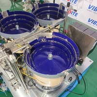 Machine d'assemblage automatique de broches avec plusieurs alimentateurs vibrants et système PLC