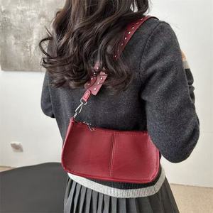 Sac à main minimaliste avec poignée argentée et bandoulière - Product Image 2