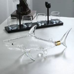 Carafe à liqueur en verre transparent en forme de requin de 1000 ml, ensemble de carafe à vin et à whisky avec 4 verres pour la vodka, le <span class=keywords><strong>scotch</strong></span>, le <span class=keywords><strong>bourbon</strong></span> - Product Image 3