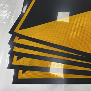 Film réfléchissant microprismatique jaune fluorescent 3M 3940 pour signalisation routière, conforme à la norme ASTM D4956 Type III, impression personnalisée pour signalisation de sécurité - Product Image 3