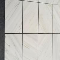 Carrelage en marbre blanc Calacatta Tratto de Centurymosaic, carrelage en pierre naturelle blanche pour la décoration des murs et des sols intérieurs de villas