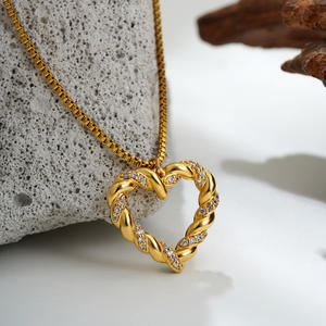 <span class=keywords><strong>Collier</strong></span> torsadé d'amour en zircon micro-incrusté d'or de 18 carats d'acier inoxydable, chaîne de cou de luxe légère chaîne de clavicule de téléphone - Product Image 4