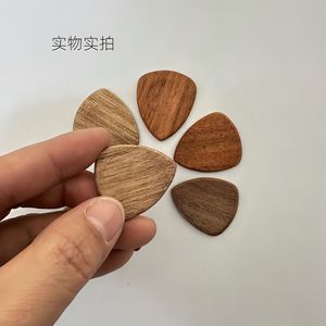 Eco-friendly plettro per <span class=keywords><strong>chitarra</strong></span> in legno massello naturale lucidato Regalo per il 5 ° anniversario per lui o il suo artigianato artigianale in legno - Product Image 1