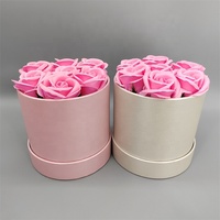 Boîte cadeau ronde en carton recyclé rose ivoire de luxe avec impression dorée et poignée en ruban