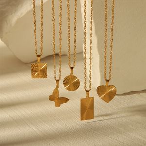 Collier pour femme en acier inoxydable inaltérable plaqué or 18 carats, motif géométrique fleur fendue, collection été - Product Image 3