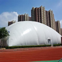 Dôme gonflable de grande taille, structure de tente à membrane, structure climatisée pour tennis, construction de dôme d'air pour entrepôt extérieur