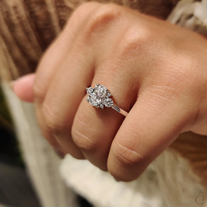 แหวนเพชรสร้างในห้องปฏิบัติการที่เปล่งประกายสวยงาม พร้อมการตกแต่งสุดหรู เหมาะสำหรับผู้ซื้อที่มีคุณค่าทางจริยธรรมที่กำลังมองหาเครื่องประดับที่ระยิบระยับในราคาที่เข้าถึงได้จากอินเดีย - Product Image 3