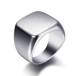 Bague en acier inoxydable 316L, carrée noire, en acier titane lisse, pour hommes <span class=keywords><strong>et</strong></span> femmes, avec logo gravé en or, bagues personnalisées avec nom - Product Image 3
