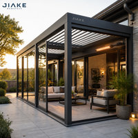 Pergola motorisée en aluminium à lames orientables avec portes coulissantes en verre et chauffage pour un espace lounge extérieur confortable toute l'année