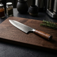 Couteau de chef en acier Damas décapillé de la rouille pour usage domestique. Couteau à viande de cuisine super tranchant. Couteau à découper spécial du chef.