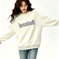 Sudadera Oversize LTD-H1146 Crema con Bordado 3D de Letras, Relleno Texturizado, Manga Relajada, Cuello Redondo y Ribetes Acanalados