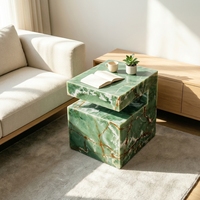 Table basse de luxe avant-gardiste minimaliste en onyx vert en forme de C pour mobilier de salon haut de gamme et hôtels de prestige