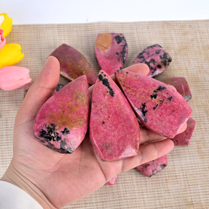 Vente en gros de sculptures en pierre naturelle de guérison, cristaux de rhodonite flamme en vrac, ornements pour la décoration - Product Image 4