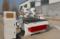 Routeur CNC bois 4 axes à double tête, châssis robuste pour la découpe de logos et de signalétique, équipé de Syntec NC Studio, moteur à engrenages, pompe et PLC