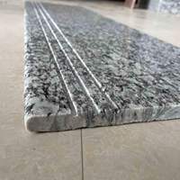 Escalier rentable de bande de roulement d'escaliers de granit gris de sésame de pierre naturelle pour le projet de partie supérieure du comptoir de granit