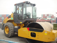 Compacteur vibrant à tambour unique populaire modèle XS85J de 8 tonnes avec une efficacité élevée et une puissance de 68 kW pour la construction