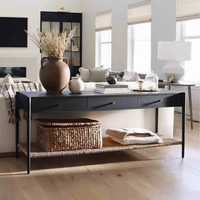 Table console moderne en chêne noir, style luxe discret, avec étagère en rotin tressé, pour entrée, couloir, hall d'entrée, maison moderne