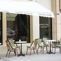 Ensemble table et chaises de bistrot français d'extérieur en rotin tressé empilable pour hôtel, restaurant, bistrot, bar, extérieur