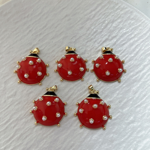 <span class=keywords><strong>Ciondolo</strong></span> Charm a Forma di <span class=keywords><strong>Coccinella</strong></span> in Ottone Placcato Oro con Dettagli in Perle e Smalto Rosso, Gioiello Regalo - Product Image 5