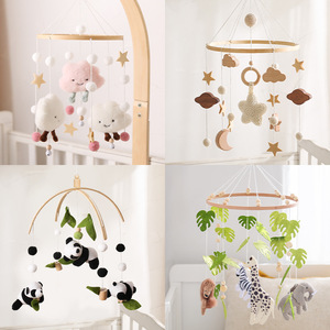 Mobile de lit bébé moderne décoratif avec télécommande, projection apaisante ciel étoilé, jouet en bois et feutre doux - Product Image 4