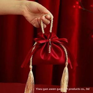 Sac de mariage en velours fin avec pompons, design à cordon de serrage, logo personnalisable avec le caractère Xi, style chinois - Product Image 5