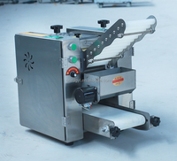 Machine à raviolis commerciale automatique 220V pour la formation de boulettes Moteur de peau de ravioli de viande chinoise inclus pour un usage domestique
