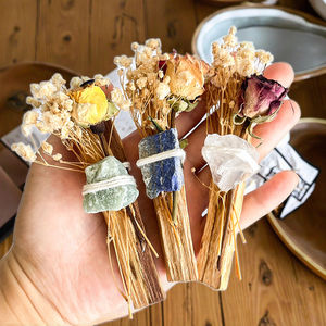 Fleurs de roses séchées et cristaux naturels (bois) en faisceau de Palo Santo biologique artisanal pour les séances d'aromathérapie et de purification spirituelle - Product Image 2