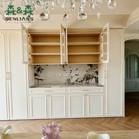 Buffet classique moderne avec portes cintrées, crédence en marbre et garde-manger mural intégré pour projets de luxe