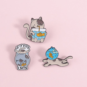 Pins de solapa de esmalte suave personalizados con diseño de gato, sin MOQ, bonitos broches de animales y peces para mochilas y sombreros, al por mayor - Product Image 1