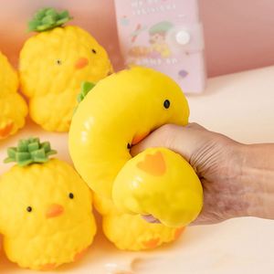Jouet Squishy Créatif Canard Jaune à Tête d'Ananas 12 cm en Matériau TPR, Cadeau Amusant Anti-Stress pour Enfants de 6 Ans et Plus, pour une Humeur Optimale - Product Image 1