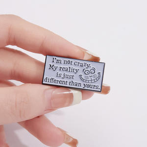 Broche esmaltado con texto de gato a la moda 'No estoy <span class=keywords><strong>loco</strong></span>, mi realidad es solo diferente', frase cómica - Product Image 4