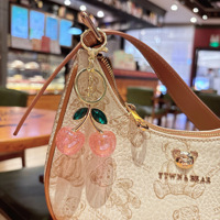 Al por mayor Llavero de moda ligero de cristal con cereza, de resina brillante con diseño de fruta y aleación de oro, colgante para bolso y llavero para coche