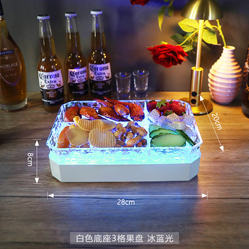 Fondo blanco de 3 cuadrados con luz azul hielo.