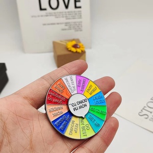 Großhandel: Individuell bedruckte, drehbare Metallbroschen – Regenbogen-Drehteller-Gänseblümchen-Abzeichen, Emaille-Foodie-Entscheidungshilfe, Kunst-Souvenir-Box - Product Image 6