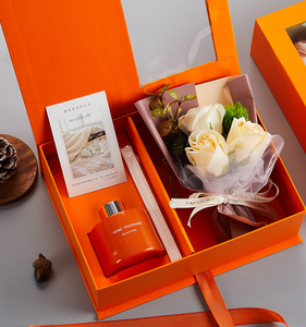 ชุดของขวัญกล่องดอกไม้สบู่กุหลาบหอมพร้อมก้านไม้หอม กลิ่นวาเลนไทน์สุดหรู สำหรับขายส่ง รับผลิตแบรนด์ส่วนตัว - Product Image 4