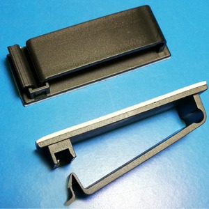 Clips de gestion de câbles plats à adhésif renforcé pour une organisation sécurisée des fils dans les environnements industriels et de bureau - Product Image 2