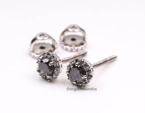 Boucles d'oreilles Halo |   Diamants de style bohème cultivés en laboratoire, taille brillant sel et poivre |   Paire de clous d'oreilles en or - Product Image 6