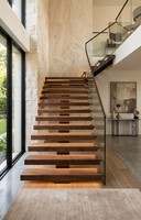 Escalier pliant moderne en bois massif Prima avec rampe en verre, design sans cadre, pour usage intérieur, idéal pour les projets résidentiels et villas.