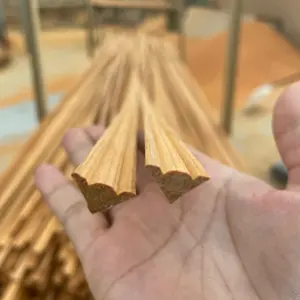 Modanature in legno ornamentale con margine in legno di teak per il design del cornicione