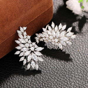 Orecchini a lobo con ali d'angelo per donna, gioielli scintillanti alla moda - Product Image 2