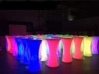 2025 Ensemble de tabourets de bar et de table de cocktail modernes en plastique économique pour la maison ou l'hôtel