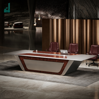 Table de réunion de direction en bois de placage et argent satiné avec bordure en aile d'ange, base conique et gestion des câbles pour bureau d'entreprise